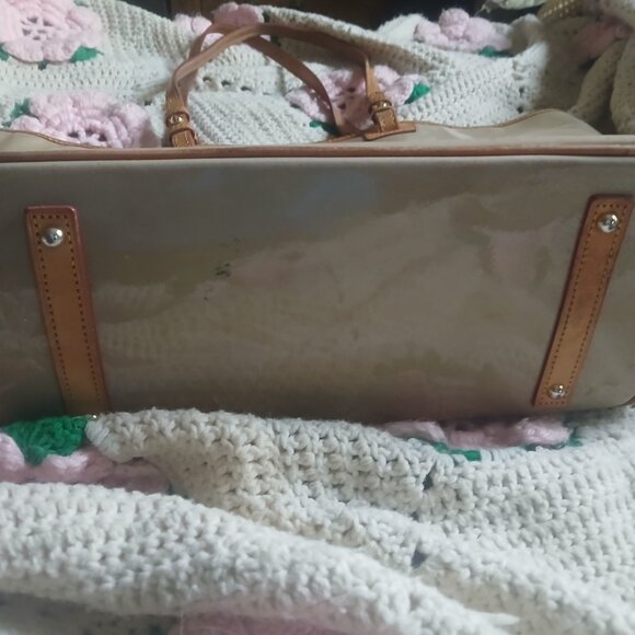 TLC -- Dooney & Bourke light brown patent leather shoulder bag - Picture 4 of 8